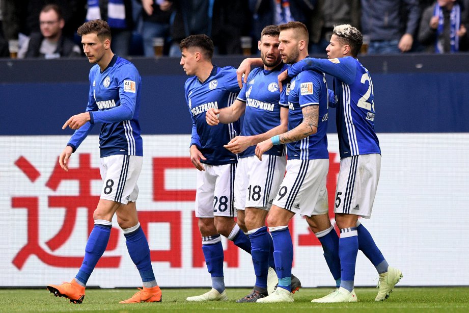 PEMAIN Schalke's meraikan jaringan Daniel Caligiuri (tengah) ketika aksi menentang Freiburg di Veltins-Arena. - Foto EPA-EFE