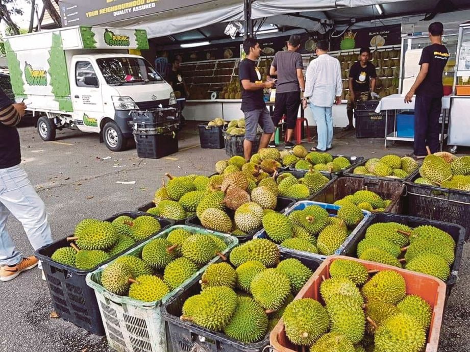 TARIKAN peminat durian terutama cendol di Durian King Taman Tun Dr Ismail. 