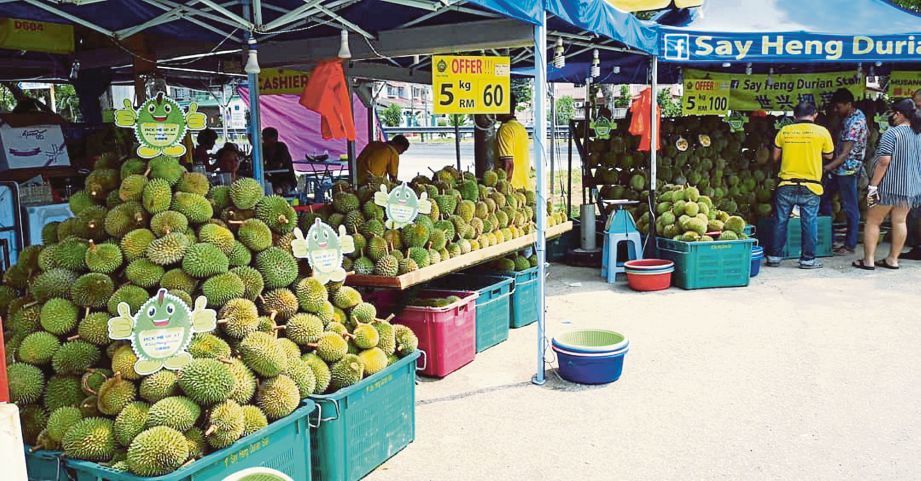 GERAI Say Heng Durian di USJ 14 popular dalam kalangan komuniti Subang Jaya dan luar.