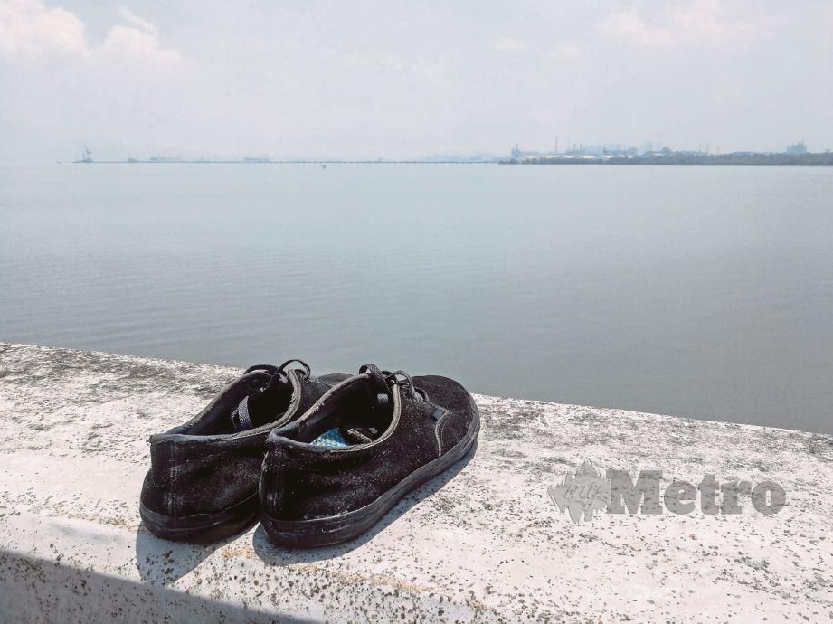 SEPASANG kasut ditinggalkan oleh seorang yang terjun dari Jambatan Pulau Pinang.