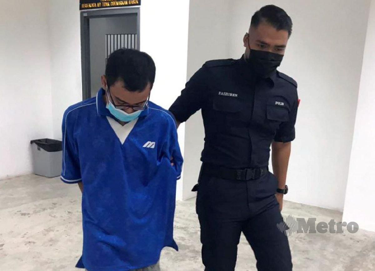 Tertuduh, Ahmad Zhaffir Mohamad Asri, 29, dipenjara selama lapan hari dan denda RM1,500 selepas mengaku bersalah di Mahkamah Majistret di sini hari ini atas pertuduhan cuba mencuri duit tabung di sebuah masjid di Kampung Seberang Pasir Mas, Salor di sini pada minggu lalu. FOTO NIK ABDULLAH NIK OMAR