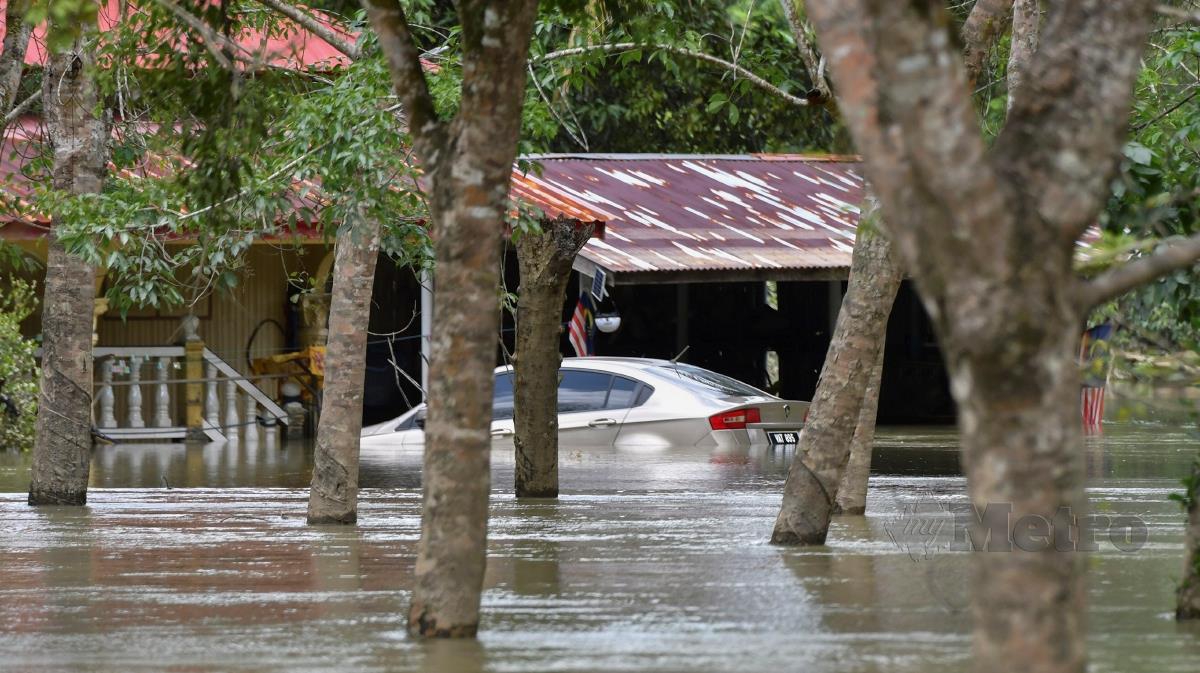 Keadaan banjir di Kampung Tersang, Rantau Panjang hari ini. FOTO BERNAMA
