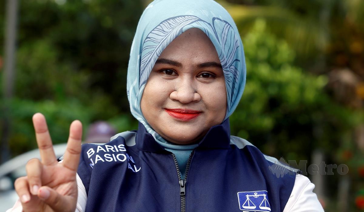 Calon BN bagi N15 Maharani, Noor Farah Shamsudin ketika mengadakan program ziarah rumah ke rumah di Kampung Parit Samsu Darat sempena Pilihan Raya Negeri (PRN) Johor ke-15. FOTO HAIRUL ANUAR RAHIM