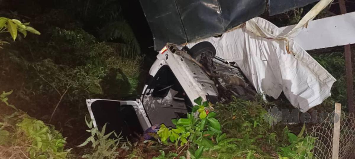 Keadaan Toyota Alphard terbalik selepas pemandunya diserang sawan. FOTO Ihsan PDRM