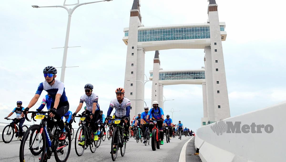 Program Kayuhan Bridge To Bridge :Charity Ride PDRM Terengganu 2022 di Dataran Batu Buruk. Seramai 1126 peserta yang melibatkan dua kategori, iaitu kategori VIP dengan jarak 20 kilometer manakala penyertaan awam melibatkan kayuhan jarak 65 kilometer. FOTO GHAZALI KORI