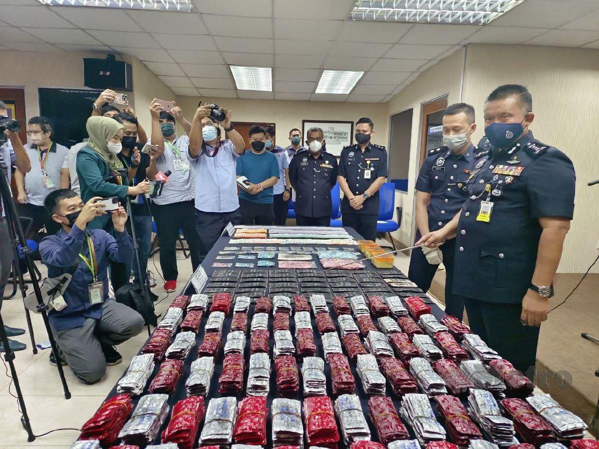 Ketua Polis Johor, Datuk Kamarul Zaman Mamat menunjukkan antara rampasan dadah di sebuah kedai telefon di bandar raya Johor Bahru di sini. FOTO Mary Victoria Dass