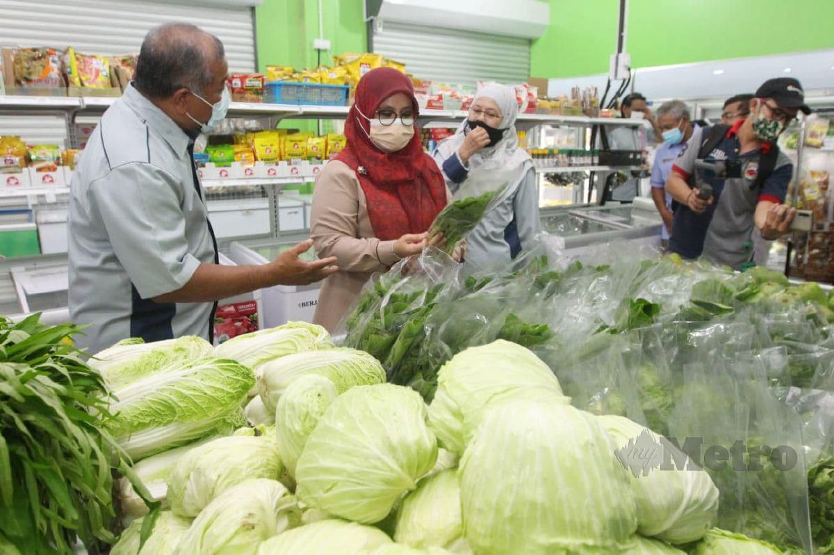 Timbalan Menteri Pembangunan Usahawan dan Koperasi,  Datuk Mas Ermieyati Samsudin (kanan) melawat Pasaraya Coop Ummah milik Koperasi Ummah Berhad di Tanjung Lumpur selepas merasmikan pasaraya itu. FOTO MUSTAFFA KAMAL