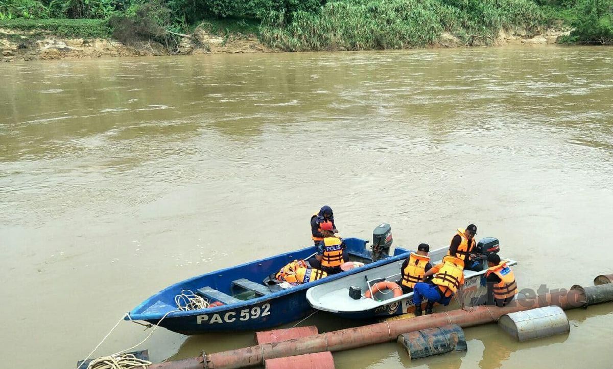 Pasukan mencari dan menyelamat sedang meneruskan operasi di Sungai Nenggiri, dekat Bertam, di sini, petang ini. FOTO RAMLI IBRAHIM