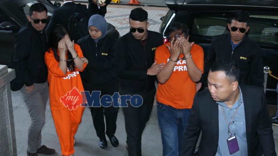 JURUTERA dan isterinya dibawa oleh pegawai Suruhanjaya Pencegahan Rasuah Malaysia (SPRM) ke Mahkamah Majistret Putrajaya. FOTO Ahmad Irham Mohd Noor
