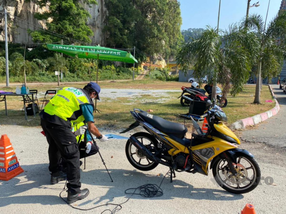 Pasukan dari Jabatan Siasatan & Penguatkuasaan Trafik (JSPT) Perak menyita 19 motosikal atas kesalahan ubah suai ekzos ketika Op Khas Kesalahan Bunyi Bising. FOTO IHSAN JSPT Perak
