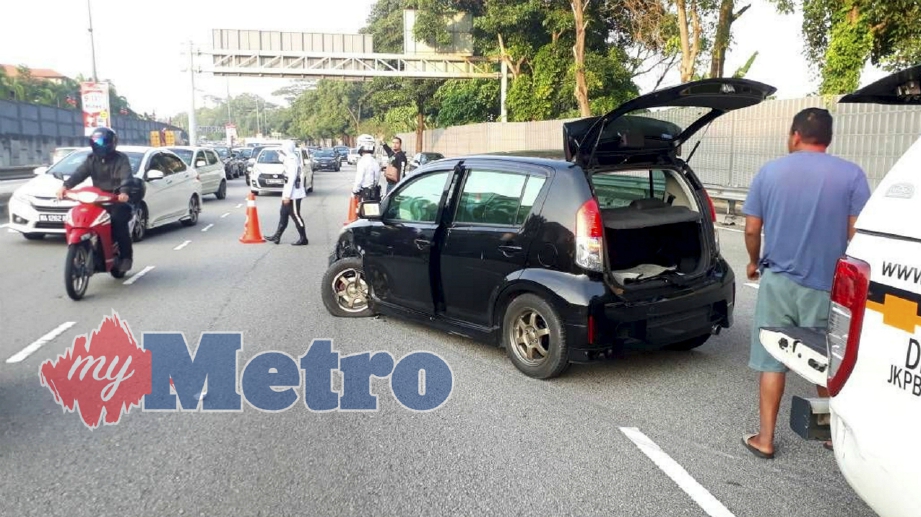 KEMALANGAN membabitkan dua kereta selepas kereta Perodua Myvi dipandu secara melawan arus di Lebuhraya Lingkaran Tengah 2 (MRR2), dekat Cheras. FOTO Ihsan ITIS
