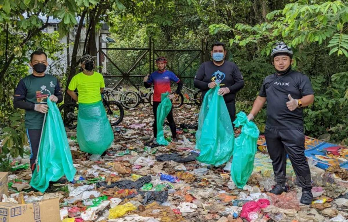 MUHAMAD Mufarizam Yahir menjalankan misi gotong royong membersihkan 500kg sampah dengan empat rakannya. FOTO Ihsan Muhamad Mufarizam