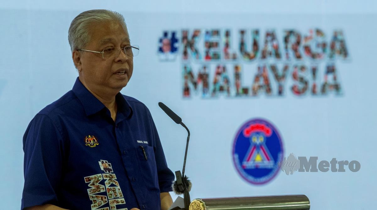 Ismail Sabri berucap pada Majlis Penyampaian Geran Kawasan Rukun Tetangga (KRT) Komuniti Sejahtera Keluarga Malaysia peringkat negeri Johor di Kompleks Sukan Komuniti Felda Lok Heng Kota Tinggi hari ini. FOTO BERNAMA