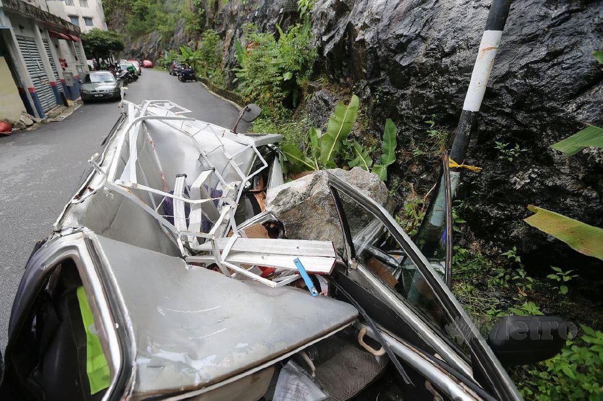 Keadaan Kereta yang rosak teruk akibat dihempap batu yang jatuh daripada bukit berhampiran di Pangsapuri Intan Taman Bukit Permai. FOTO SAIFULLIZAN TAMADI