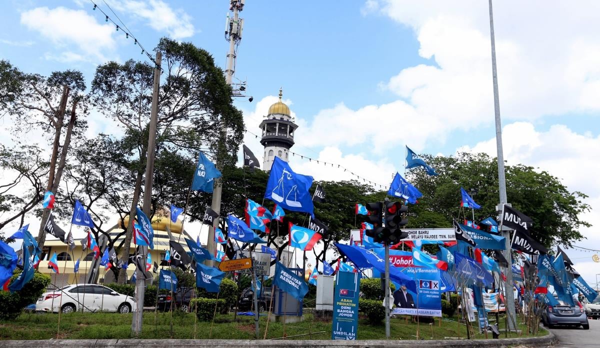 DERETAN bendera parti yang bertanding bagi kempen PRN Johor baru-baru ini.  FOTO Nur Aisyah Mazalan