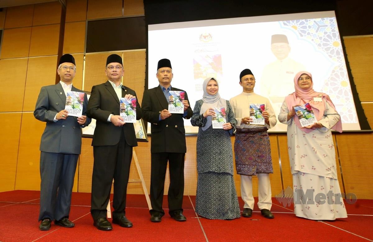 Menteri Di Jabatan Perdana Menteri Hal Ehwal Agama, Datuk Dr Mohd Na'im Mokhtar (dua dari kiri) bersama Ketua Pengarah JAWHAR, Datuk Selamat Paigo (tiga dari kiri) dan Pengerusi PTPTN, Datuk Norliza Abdul Rahim (empat dari kiri) melancarkan Buku Amalan Tadbir Urus Wakaf di Universiti Awam Malaysia terbitan JAWHAR di Majlis Pelancaran Bulan Wakaf Kebangsaan 2024 di Sasana Kijang. FOTO EIZAIRI SHAMSUDIN