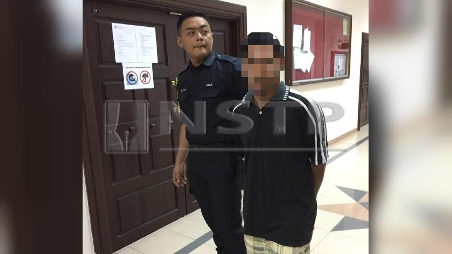 ANGGOTA polis mengiringi tertuduh berusia 32 tahun selepas dijatuhkan hukuman penjara 80 tahun dan 50 sebatan atas pertuduhan merogol anak kandungnya sejak empat tahun lalu di Mahkamah Sesyen Kuching. FOTO Ihsan Sin Chew
