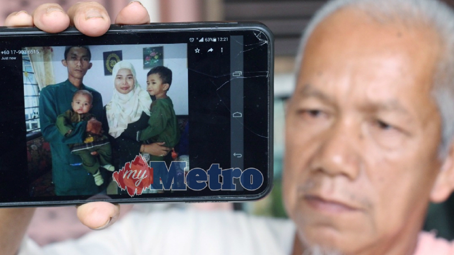 MAT Nawi Salleh, 62, menunjukkan gambar anaknya, Mohd Sazarim Mat Nawi, 31 bersama isterinya, Nur Aniisa Ismail, 27, yang maut dalam kemalangan di Jalan Salor Baru ketika ditemui di Bilik Forensik, Hospital Universiti Sains Malaysia (HUSM), Kubang Kerian. FOTO Nik Abdullah Nik Omar