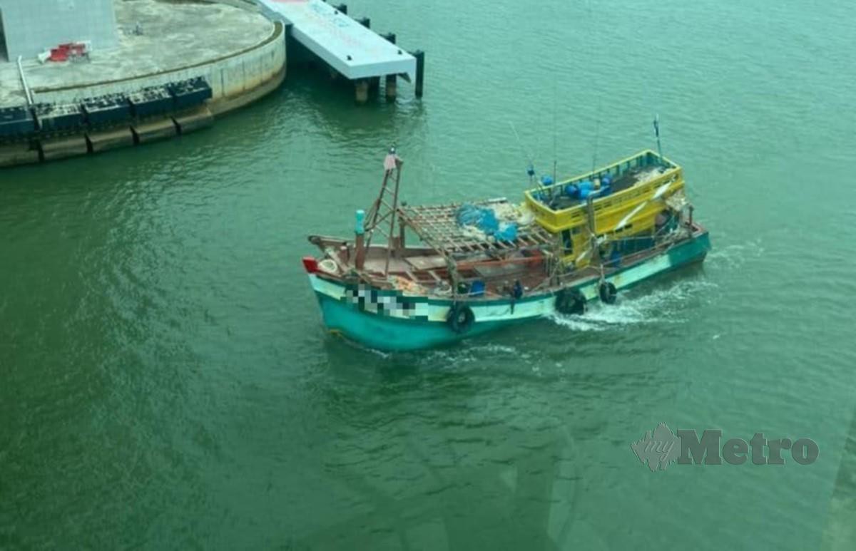  Bot nelayan asing yang ditahan Agensi Penguatkuasaan Maritim Malaysia pada jarak 40 batu nautika di timur laut Pulau Tenggol ketika Ops Kuda Laut. FOTO IHSAN APMM