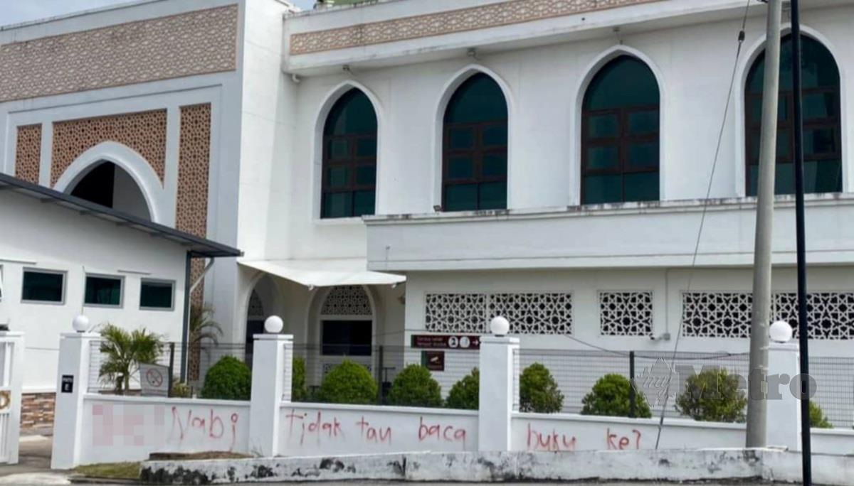 Tembok Masjid Andalusia di Bandar Laguna Merbok yang diconteng dengan tulisan menghina nabi, Selasa lalu. FOTO IHSAN Pembaca