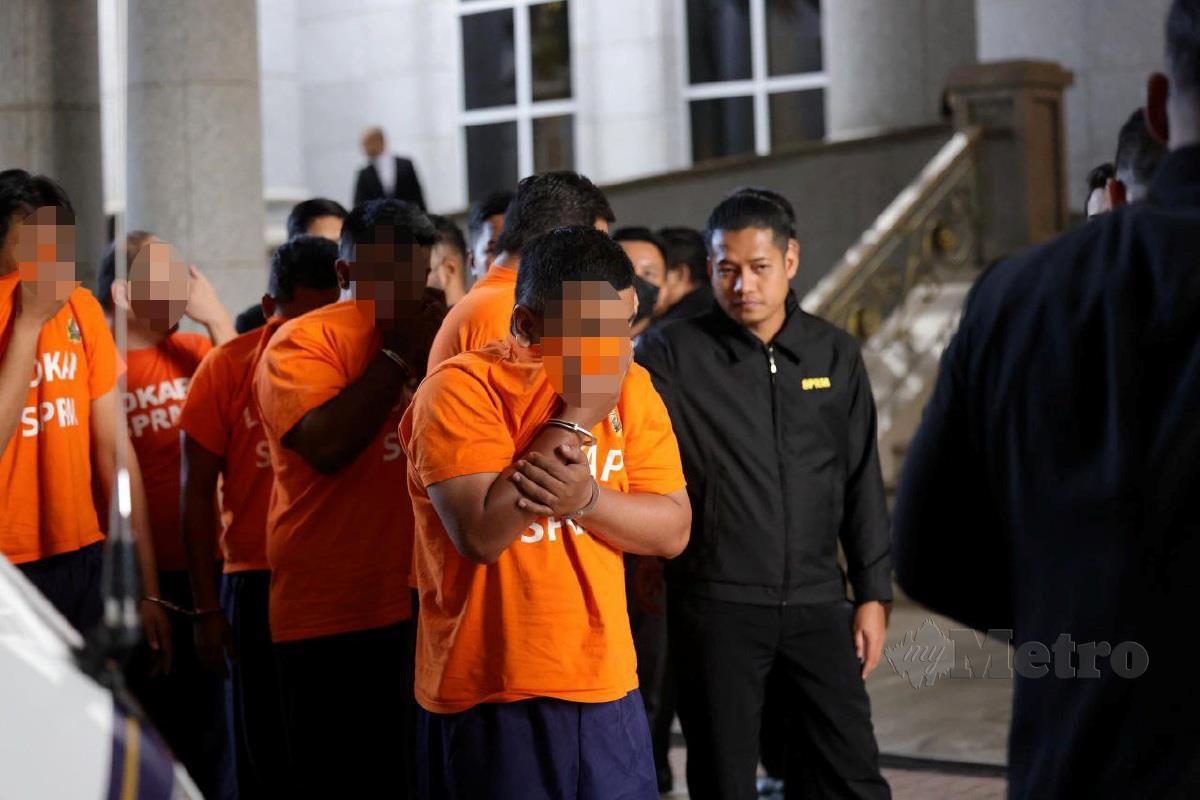 Empat penjawat awam dibawa ke Mahkamah Majistret Putrajaya untuk perintah tahanan reman kerana disyaki menerima rasualh lebih RM5 juta daripada sindiket penyeludupan tembakau, rokok dan arak secara haram melalui pintu masuk negara. FOTO IHSAN SPRM