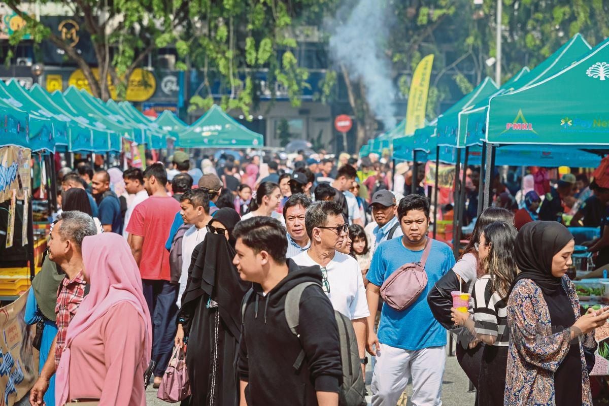 Suasana orang ramai mengunjungi Bazar Ramadan TTDI untuk membeli juadah berbuka puasa. FOTO ASYRAF HAMZAH
