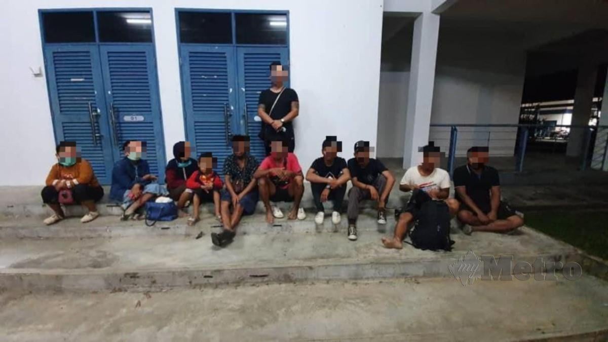 Seramai 10 Pati warganegara Indonesia yang ditahan ketika cuba diseludup masuk ke negeri ini oleh seorang lelaki tempatan. FOTO MELVIN JONI