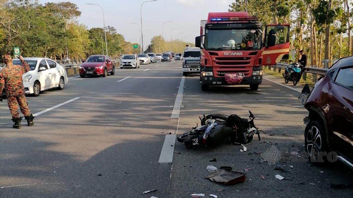 Kemalangan yang membabitkan dua kenderaan dan sebuah motosikal yang ditunggangi pelajar IKBN Perlis yang maut dalam kemalangan di Kilometer 25.9 Lebuhraya Utara Selatan arah utara, semalam. FOTO IHSAN Pembaca