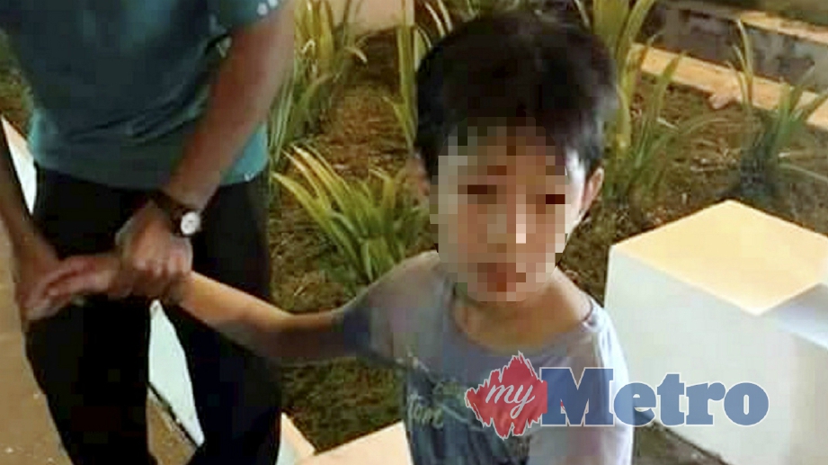 KANAK-KANAK lelaki berusia sembilan tahun yang ditemui orang awam berhampiran sebuah restoran makanan segera di Bandar Puchong Jaya, Subang Jaya, malam tadi. FOTO Ihsan pembaca