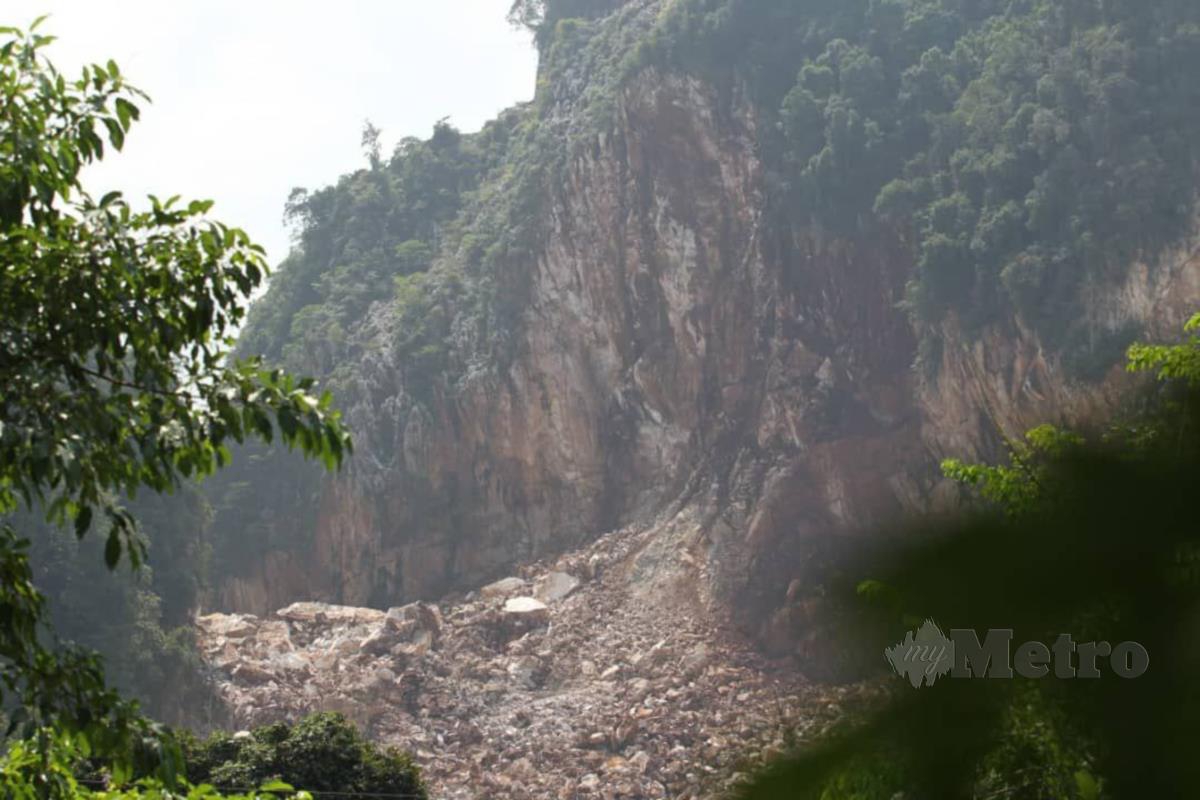 Operasi mencari dan menyelamat (SAR) dua mangsa runtuhan kuari di Keramat Pulai, Simpang Pulai, di sini yang masih tertimbus dan memasuki hari ketujuh, hari ini sekali lagi terpaksa dihentikan seketika berikutan terdapat runtuhan kecil. FOTO L.MANIMARAN