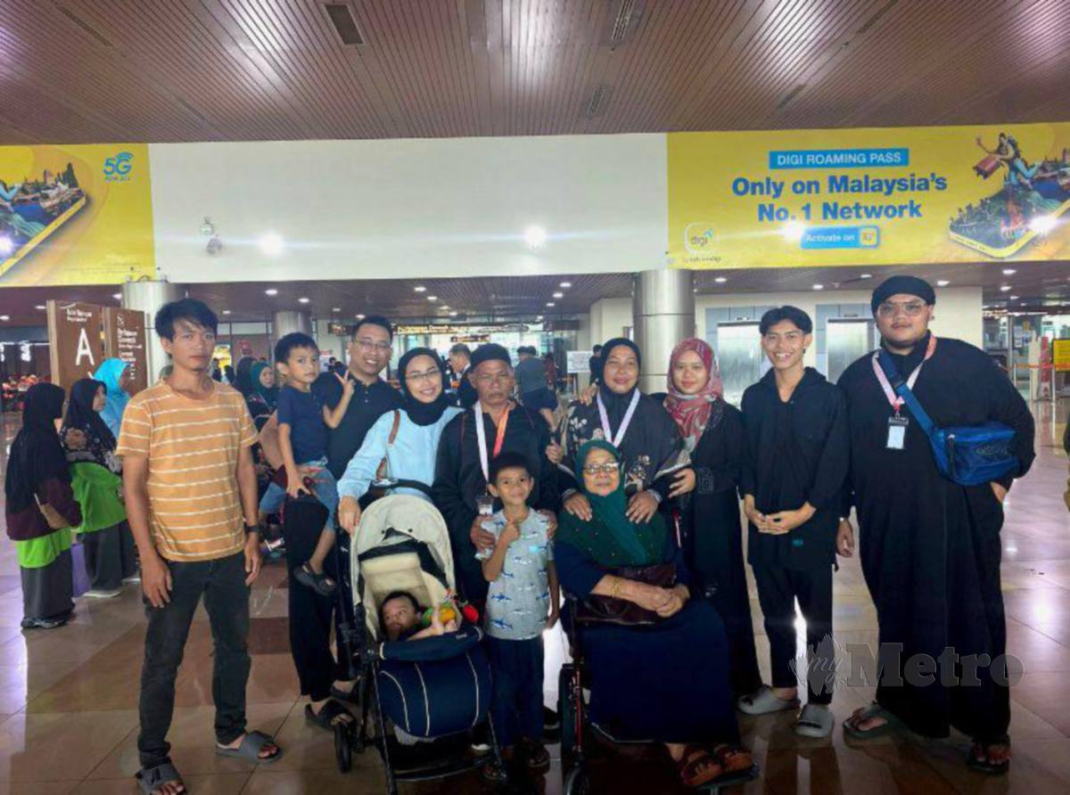 MUHAMMAD Qayyum As-Siddiq (berdiri dua dari kanan) bergambar kenangan dengan keluarga ketika menghantar ibu, Hamidah Nen dan bapa, Jawi Meludin di lapangan terbang sebelum berangkat ke Tanah Suci. FOTO Ihsan Muhammad Qayyum