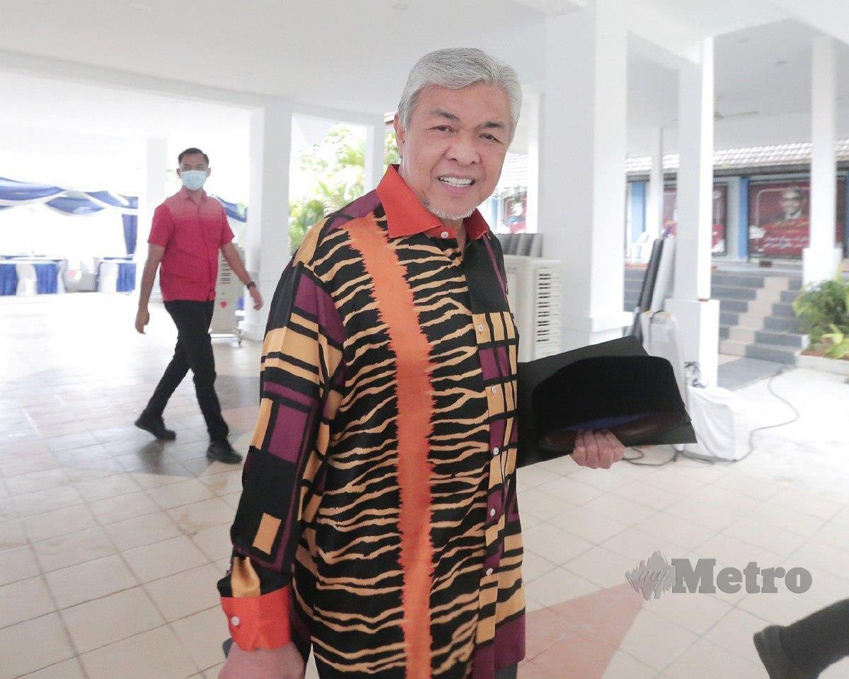 Pengerusi Barisan Nasional (BN), Datuk Seri Dr Ahmad Zahid Hamidi dilihat meninggalkan perkarangan Pejabat Perhubungan UMNO Johor kira-kira jam 2.50 petang tadi. FOTO NUR AISYAH MAZALAN