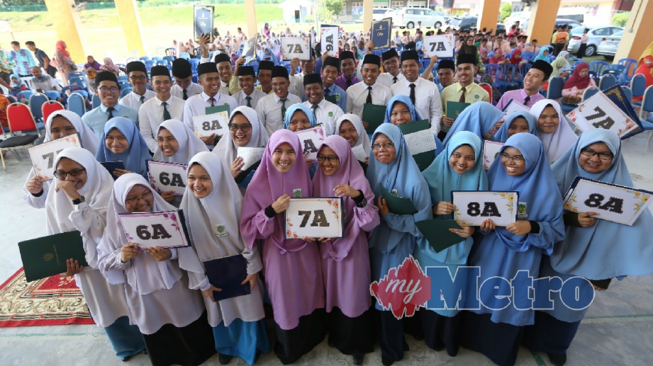 Seramai 44 pelajar cemerlang yang mendapat A dalam  keputusan Sijil Pelajaran Malaysia (SPM) 2017 di Sekolah Menengah Agama Nilai. FOTO Hazreen Mohamad