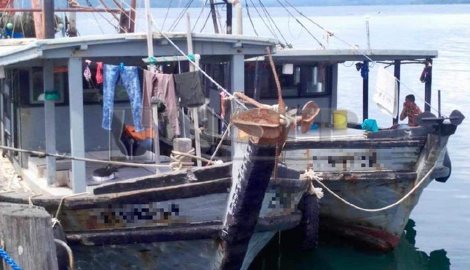DUA bot nelayan ditahan Agensi Penguatkuasa Maritim Malaysia (APMM) di perairan Tanjung Kapor, Kudat. FOTO Ihsan APMM