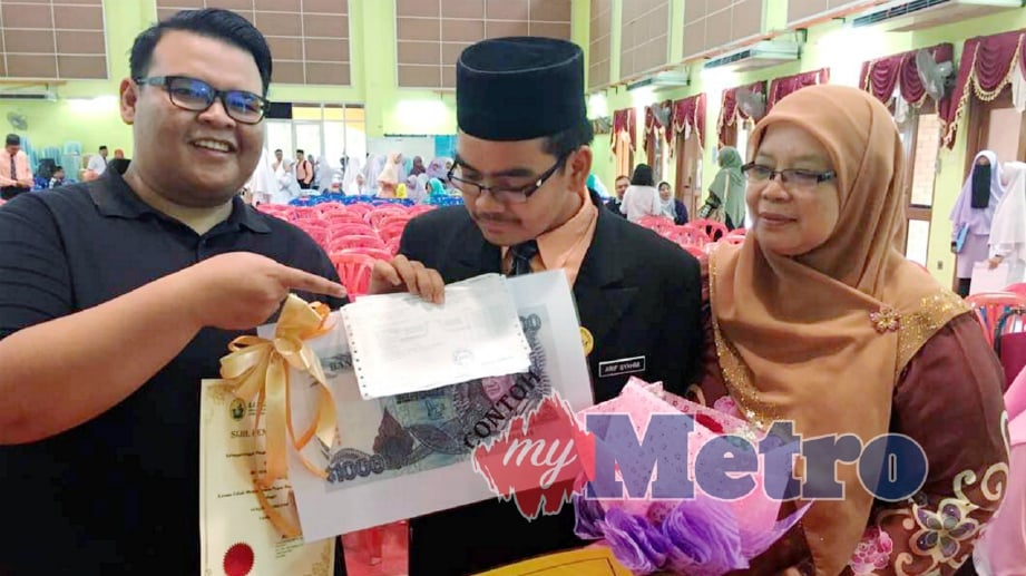 PELAJAR cemerlang Sijil Pelajaran Malaysia (SPM) 2017 dari Sekolah Menengah Kebangsaan Agama (SMKA) Lati, Arif Syahmi Alias, 18, yang memperoleh 11A+ bersama ibu, Norlehah Jamon, 55, dan abang sulungnya, Amir Farhan, 26 ketika ditemui di sekolahnya. FOTO Siti Nor Hidayatidayu Razali