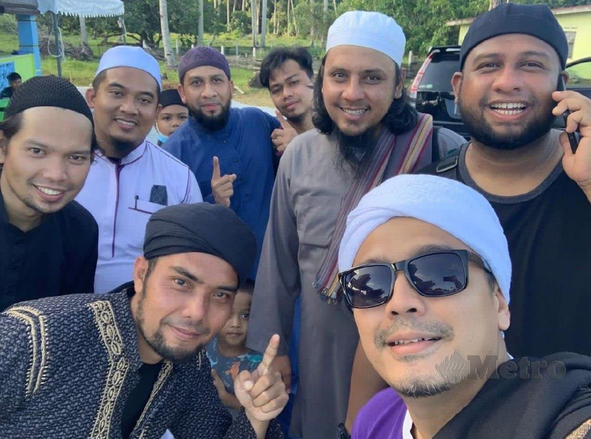 Asfan (berkaca mata hitam) bersama beberapa sahabat yang keluar berdakwah selama tiga hari di Mersing, Johor, baru-baru ini.