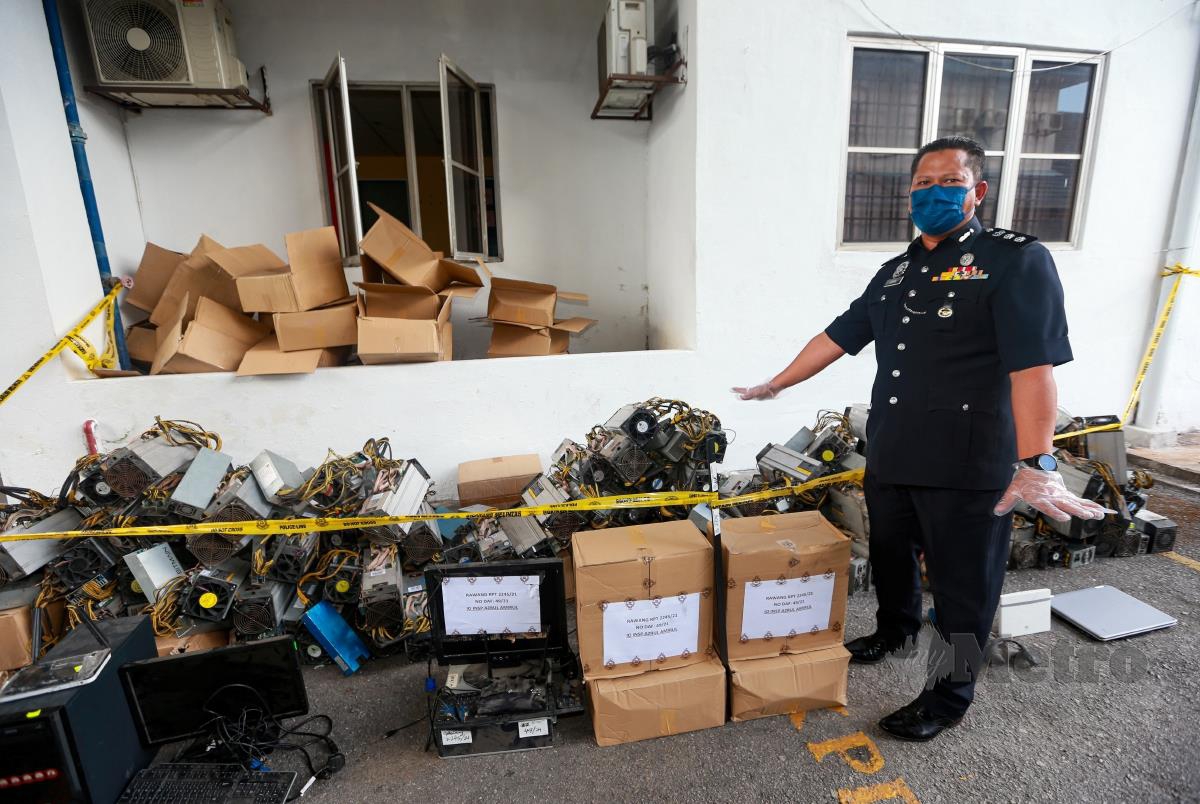 Ketua Polis Daerah Gombak Asisten Komisioner Arifai Tarawe menunjukkan barang yang dirampas bersabit kes dengan Bitcoin pada sidang media di Ibu Pejabat Polis Daerah (IPD) Gombak. FOTO ASWADI ALIAS
