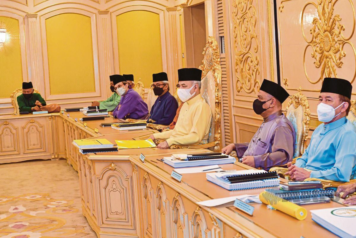 Sultan Perak Sultan Nazrin Shah berkenan bertitah pada Mesyuarat Dewan Negara Perak ke-170 di Istana Iskandariah Kuala Kangsar hari ini. FOTO BERNAMA