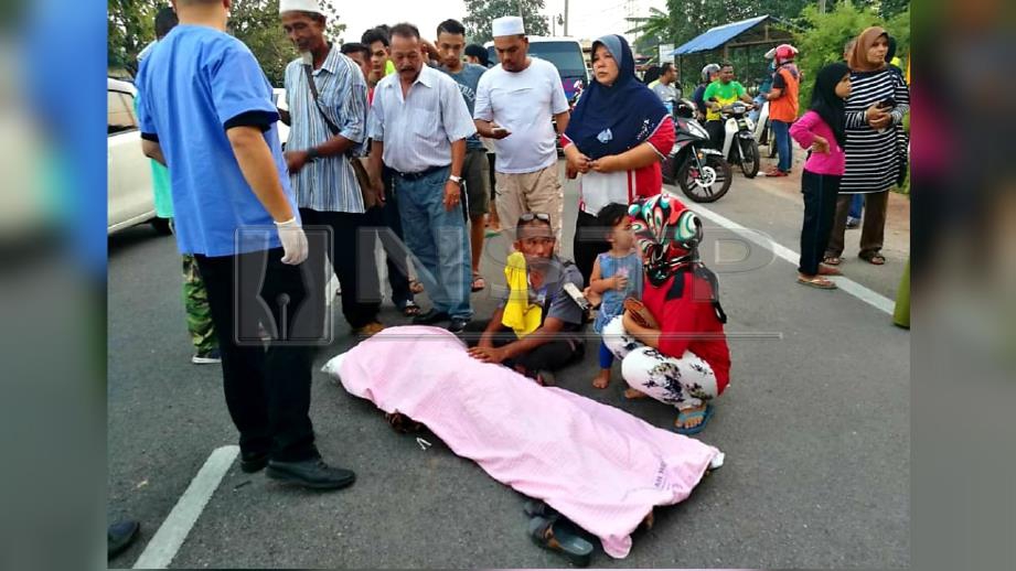 ORANG ramai melihat mayat Ramlah Abdul yang maut selepas dilanggar motosikal di Kilometer 70.1 Jalan Alor Setar-Butterworth. FOTO Ihsan Pembaca