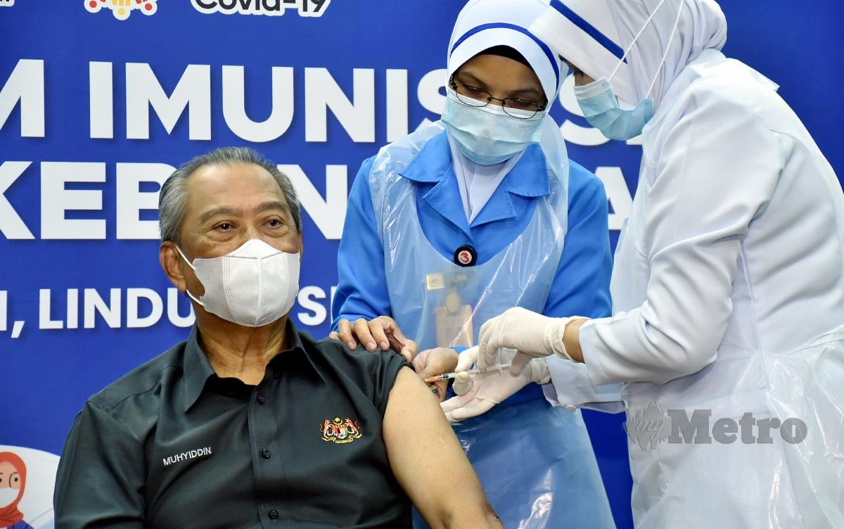 Perdana Menteri, Tan Sri Muhyiddin Yassin ketika menerima suntikan vaksin kali ke 2 di Klinik Kesihatan Presint 18, Putrajaya. FOTO MUZZAFAR KASIM