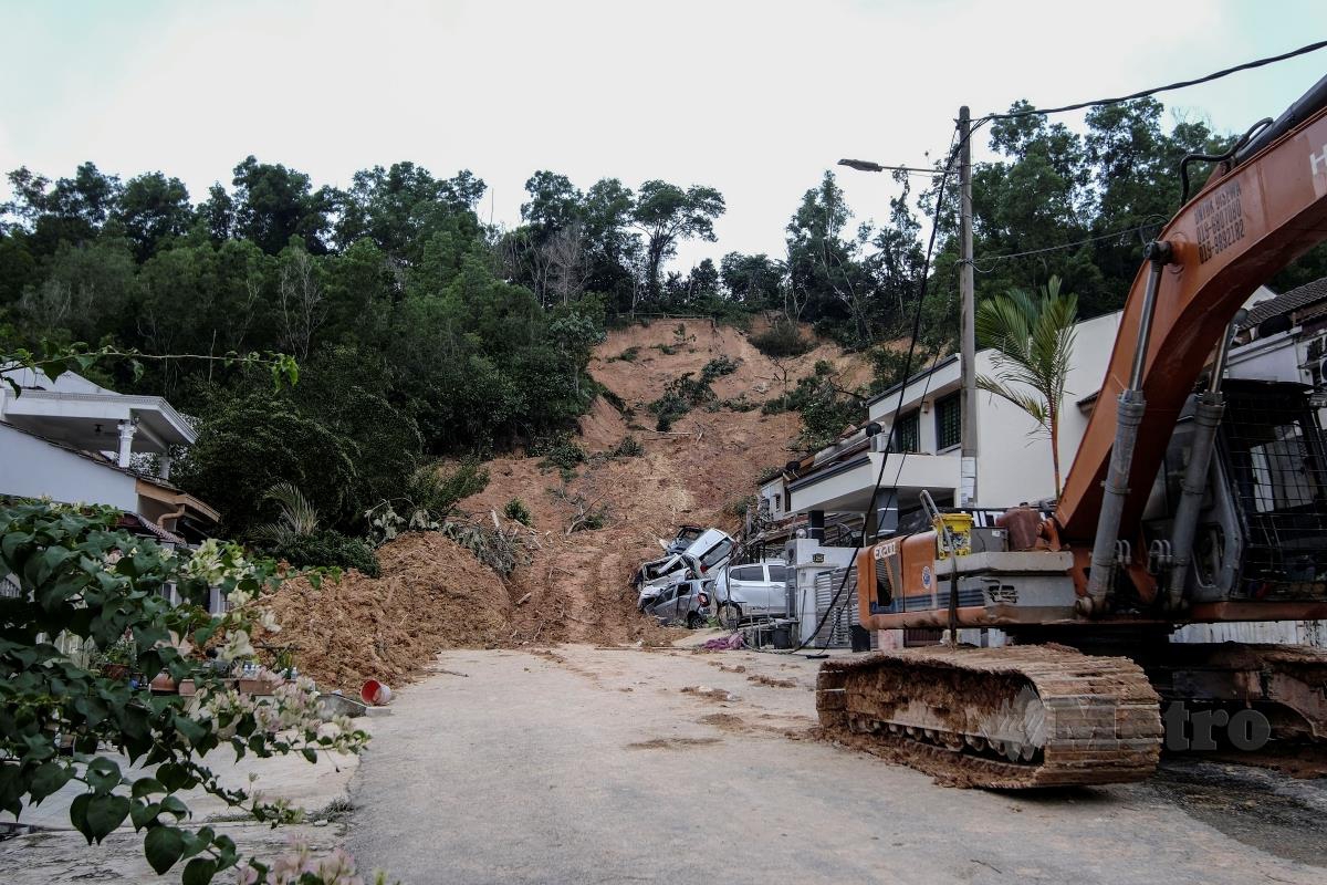 Lokasi kejadian tanah runtuh yang berlaku di Taman Bukit Permai 2, Ampang. FOTO AIZUDDIN SAAD