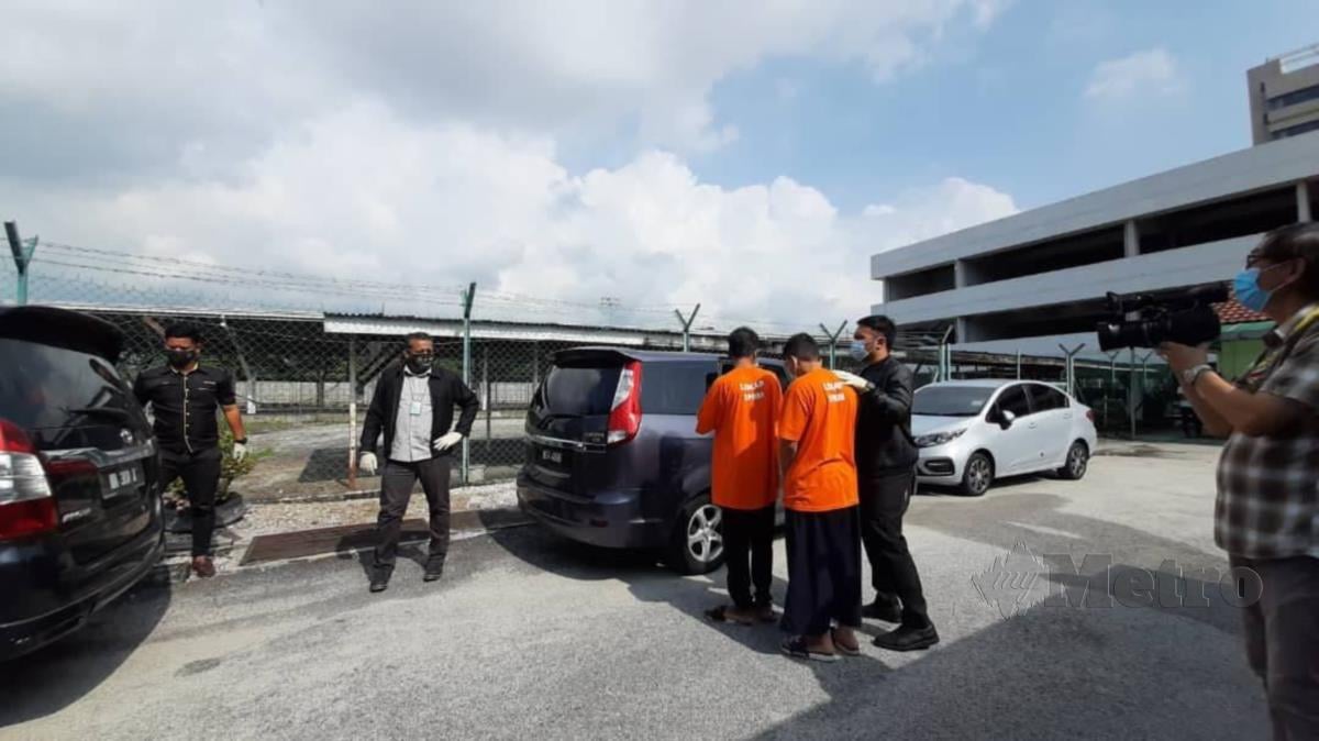 Tiga penguatkuasa Jabatan Pengangkutan Jalan (JPJ) dan dua proksi direman di Mahkamah Majistret Ipoh selama enam hari bermula hari ini bagi membantu kes menerima suapan.FOTO BALQIS JAZIMAH ZAHARI