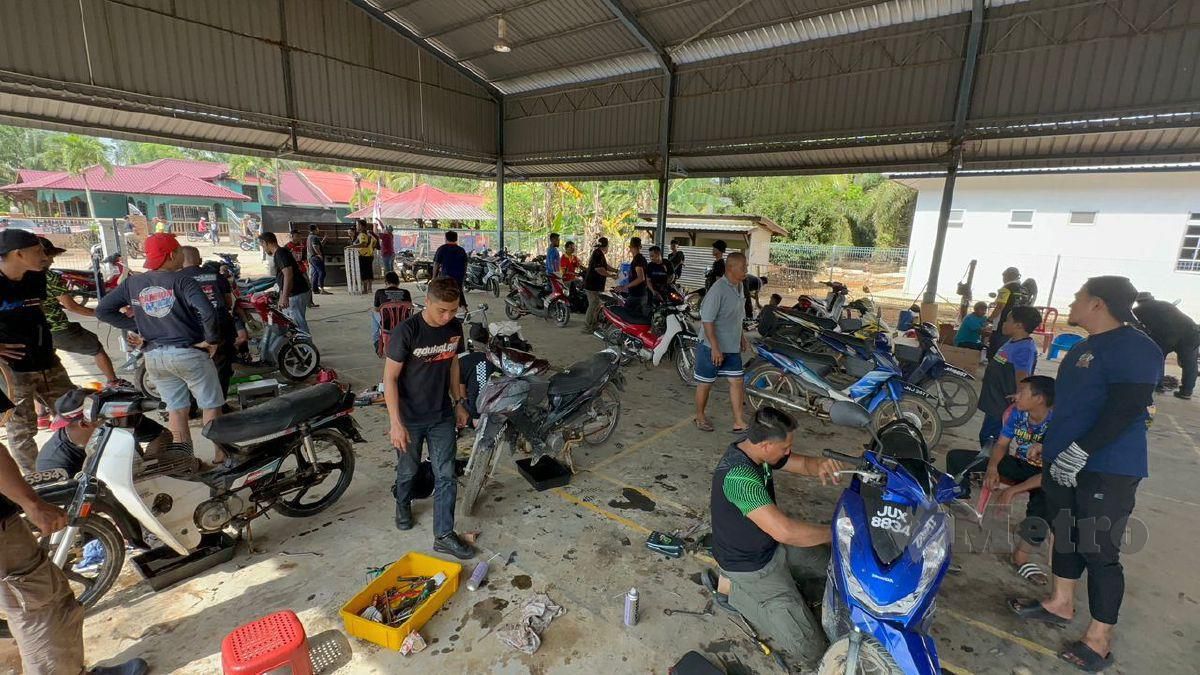 Terkesan dengan penderitaan penduduk Sri Medan Batu Pahat Johor yang terjejas teruk akibat kejadian banjir mendorong 12 pemilik bengkel motosikal dan kereta bersama kira-kira 50 sukarelawan dari Kluang, berganding bahu membuat misi membaiki motosikal secara percuma. Foto Mohamad Fahd Rahmat