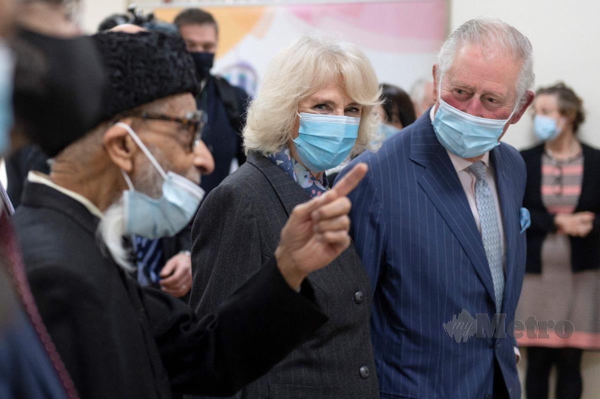 Putera Charles ketika melawat pusat vaksinasi Covid-19 sementara di Masjid Finsbury Park, London. FOTO AFP