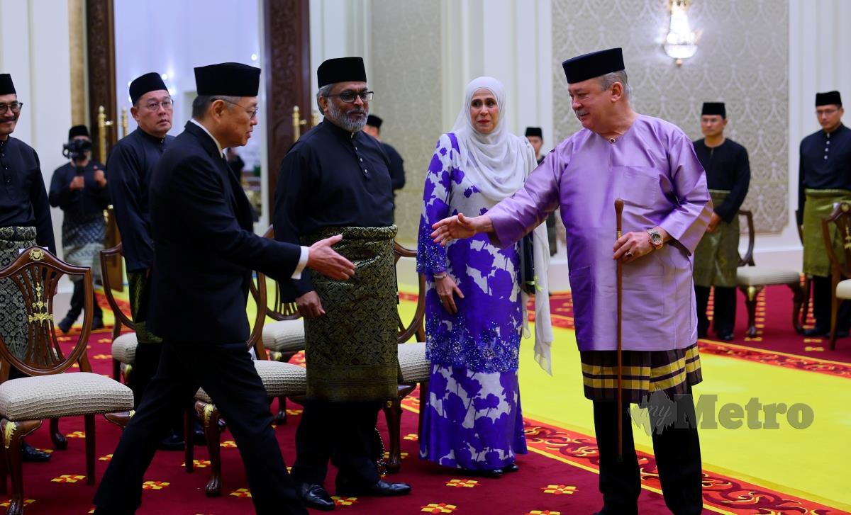 Yang di-Pertuan Agong Sultan Ibrahim berkenan beramah mesra bersama tetamu selepas Istiadat Pengurniaan Surat Cara Pelantikan Hakim Mahkamah Persekutuan dan Mahkamah Tinggi di Singgahsana Kecil Istana Negara, hari ini.  FOTO BERNAMA
