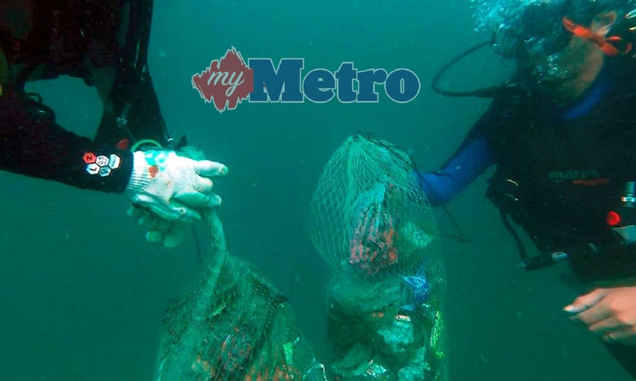 SUKARELAWAN pertubuhan bukan kerajaan (NGO), Trash Hero Borneo mengutip sampah di laut Pulau Sepanggar, Kota Kinabalu. FOTO Rafiqah Dahali