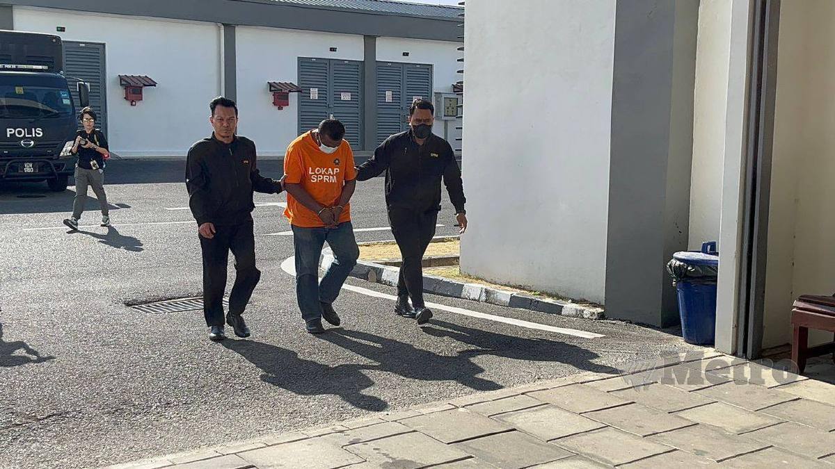 Penjawat awam ditahan Suruhanjaya Pencegahan Rasuah Malaysia (SPRM) kerana disyaki meminta rasuah secara bulanan daripada seorang pengurus syarikat bagi memperakukan kerja penyelenggaraan sebuah kolam renang di Alor Setar, Kedah.
