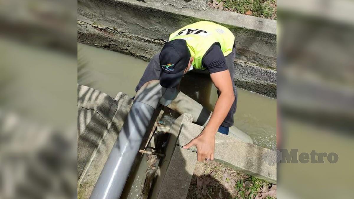 Anggota penguatkuasa JAS Johor memeriksa efluen yang dilepaskan kilang pembuatan komponen basikal dan aksesori memancing ke dalam longkang awam di Kawasan Perindustrian Pontian. FOTO IHSAN FB JAS