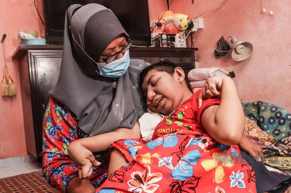 Seorang ibu tunggal, Faridah Said, 56, menjaga anak perempuannya, Noraihan Razali, 21, terlantar sakit di Taman Sri Bekah, Penaga di sini. Faridah tidak berkerja untuk memberi tumpuan penuh menjaga anak tunggalnya itu yang menghidapi sakit saraf serta lumpuh sejak kecil, bergantung kepada ahli keluarga serta bantuan Zakat Pulau Pinang (ZPP) dan Jabatan Kebajikan Masyarakat (JKM). FOTO DANIAL SAAD