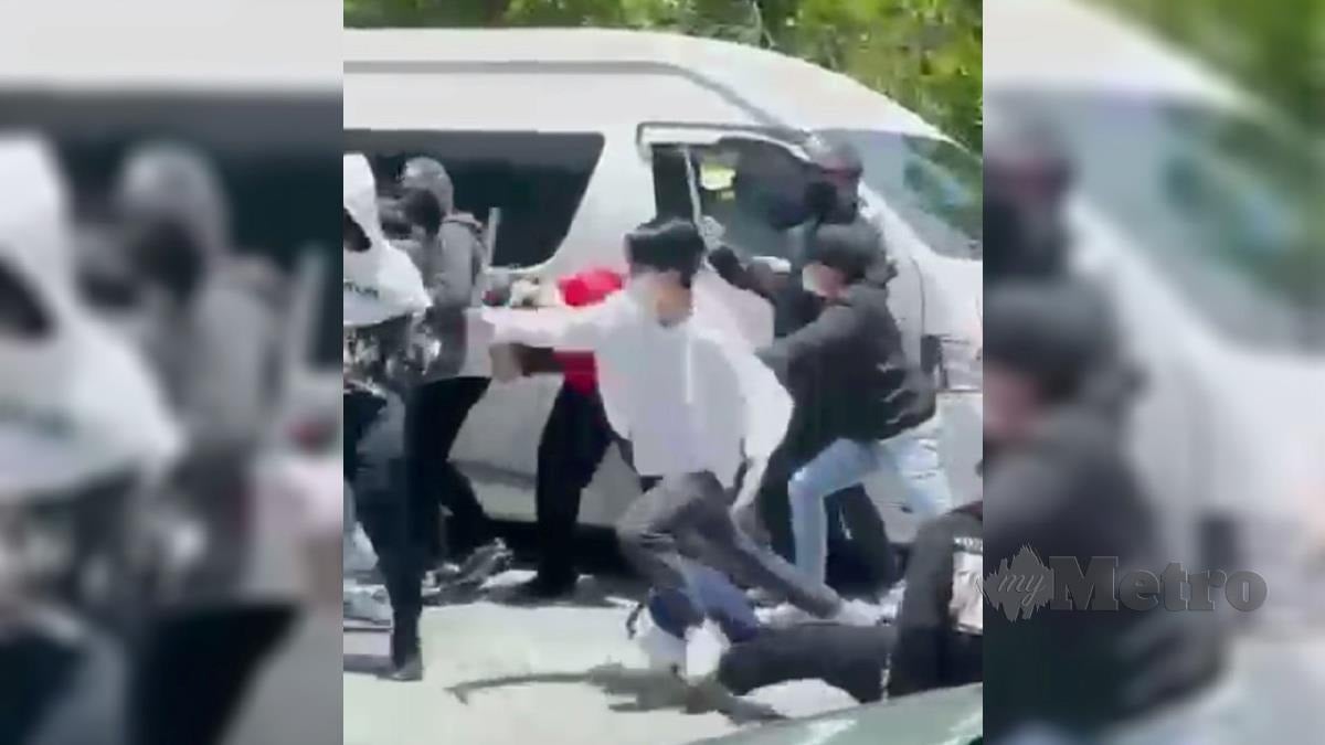 RAKAMAN video tular yang memaparkan aksi pergaduhan antara dua pelajar sekolah menengah dengan sekumpulan lelaki di Sungai Long, Kajang, Khamis lalu.